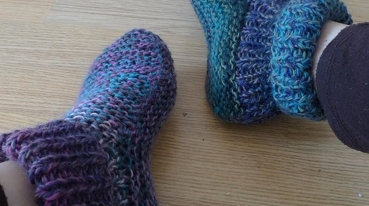 Astuce du jour et Tuto: Chaussons au tricot avec des restes de laine.